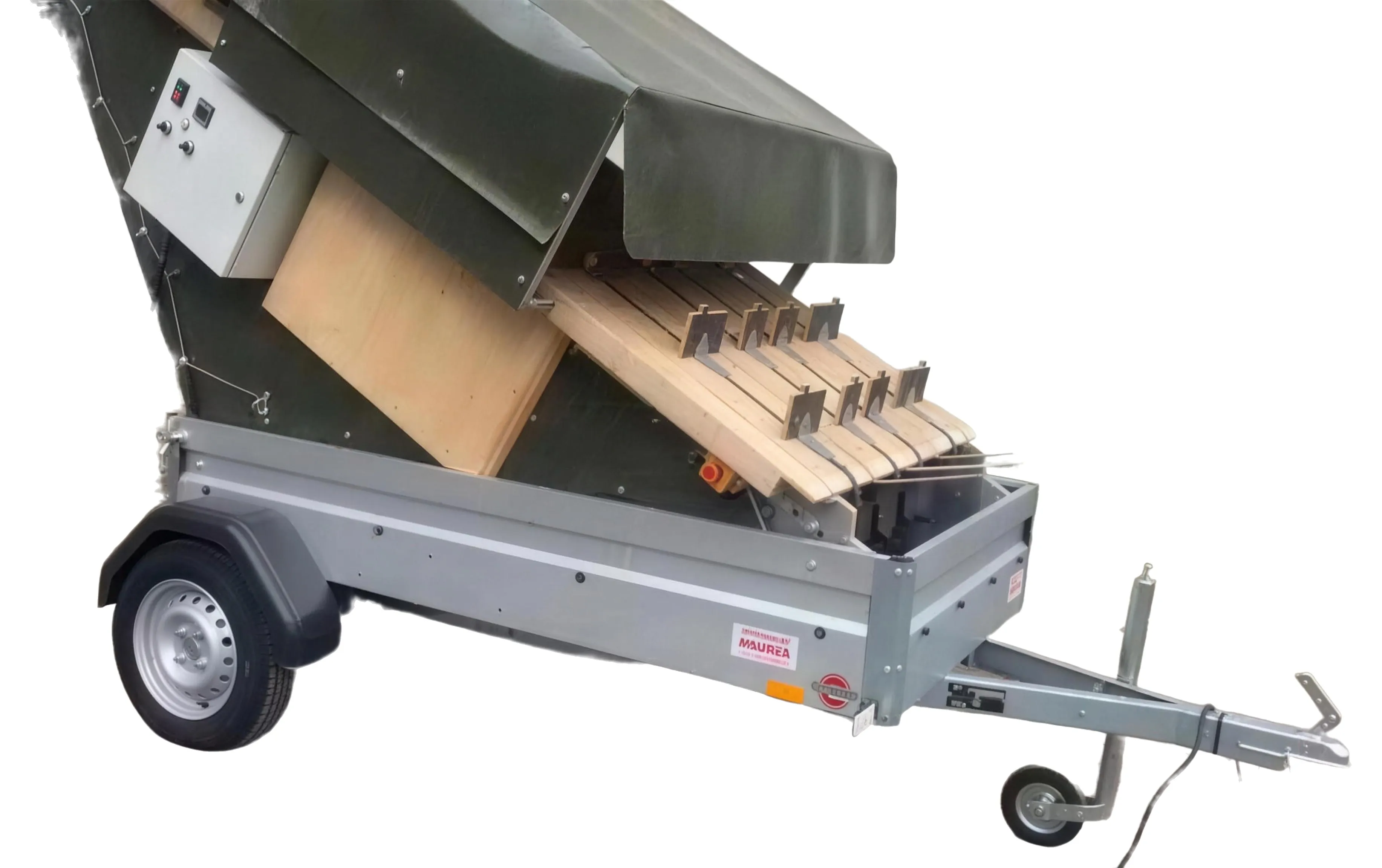 Nussreiner Säge auf dem Anhänger, Seitenansicht mit Schaltschrank, Förderband und Deichsel